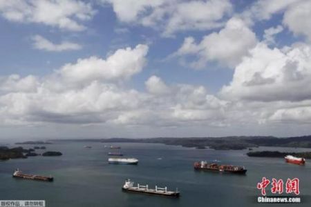 资料图：通过巴拿马运河的货轮。