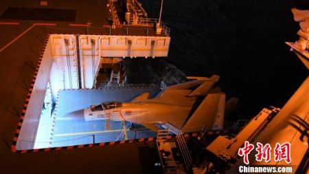 夜间起降训练结束后，歼-15舰载战斗机转运至机库。　任文涛 摄