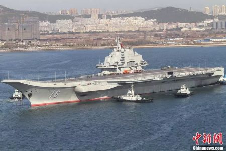 资料图：2012年10月30日，中国航母辽宁舰停靠辽宁省大连港码头，完成了其正式交接入役后的首次出海。中新社发宋太盛 摄