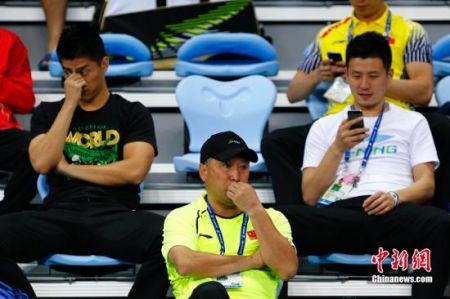 资料图：李永波(中)等在场边观赛。 中新社记者 富田 摄