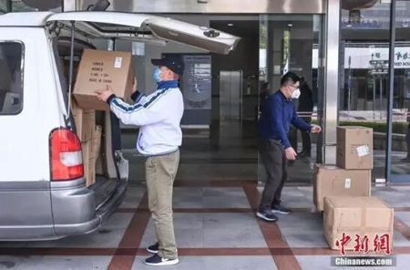 　2月1日 菲律宾侨胞从海外募集的N95口罩、医用隔离服等防疫物资，被发放至广州医科大学附属第一医院、中山大学附属第三医院、广东省人民医院等25家医院(单位)。 陈骥旻 摄