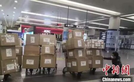 　　从日本名古屋抵达天津的医疗物资。　钟欣　摄