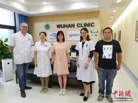 　　资料图为菲利普·克莱因(左一)与同事们在门诊。中新社发 菲利普·克莱因 供图