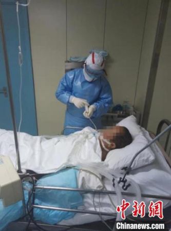 付颖杰在负压病房里工作。　刘素凤 摄