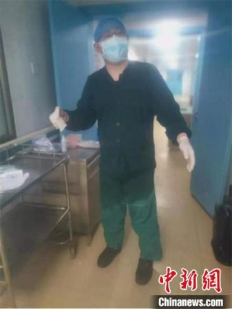 脱下防护服，全身湿透的刘栋。　刘紫寒 摄