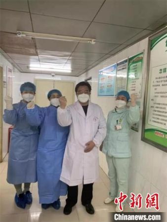 李健(左一)和同事互相加油鼓劲。　董昉 摄