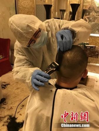 图为文彬在理发。中新社记者 安源 摄