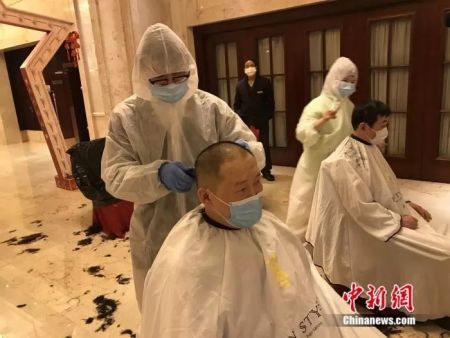 图为李冉和文彬两人一起的工作照。 中新社记者 安源 摄