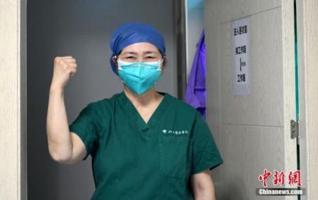 2月20日，中国工程院院士、国家卫健委高级别专家组成员李兰娟在武汉大学人民医院东院重症ICU病房查房，了解新冠肺炎重症患者治疗情况。图为李兰娟院士走进更衣室前。中新社记者 安源 摄