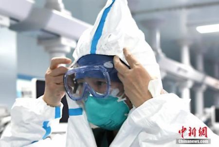 　　图为李兰娟院士在戴护目镜。中新社记者 安源 摄