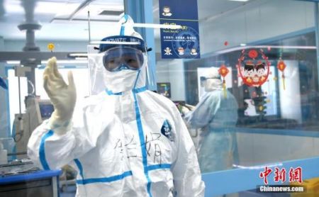 　　图为李兰娟院士在重症ICU病房里。中新社记者 安源 摄