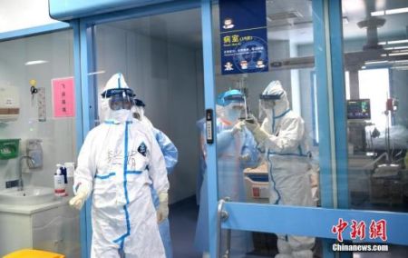 　图为李兰娟院士(左一)走出病房。中新社记者 安源 摄