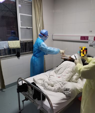　医护人员为病人送饭 受访者供图