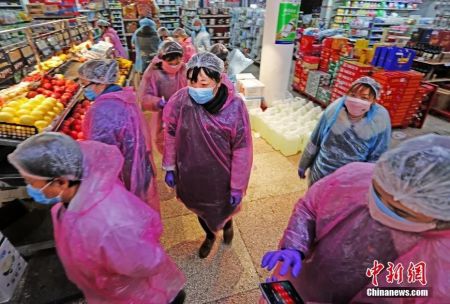 　　为打赢疫情防控阻击战，湖北宜昌在全市推广以代购和配送为主的无接触购物模式，收集广大群众的基本生活需求，然后与超市、药店及时对接。图为宜昌市某超市内。李风 摄