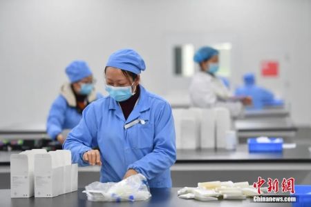 　　资料图：2月21日，成都高新区合作街道辖区企业迈克生物车间内保持稳定生产。据了解，该企业于1月8日开始策划研发新型冠状病毒核酸检测试剂盒。图为试剂盒生产车间。张浪 摄