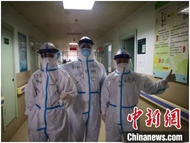 　　资料图：图为暨南大学附属第一医院第三批赴鄂医疗队接管病房的第一个班。