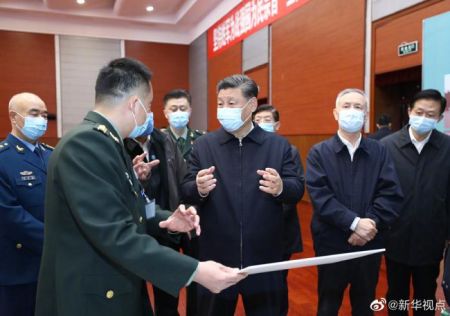 3月2日，中共中央总书记、国家主席、中央军委主席习近平在北京考察新冠肺炎防控科研攻关工作。这是习近平在军事医学研究院结合展板和实物了解疫苗和抗体研制、药物筛选、病毒致病机理研究、快速检测试剂研究和应用等进展情况。 新华社记者 鞠鹏 摄