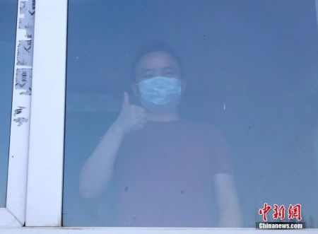 　　资料图：万赟彬在俄罗斯赤塔边疆区传染病医院隔离。(中新社记者 王修君/摄)