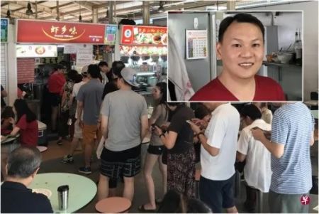 　　资料图：“虾乡味”生意好，16日早有超过10名食客排队买虾面。 小图：卢文龙当年是名合格的护士，后来经营虾面档口。(新加坡《联合早报》图片)