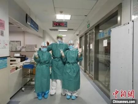 　　凌晨四点，暨南大学附属第一医院值班医生王昊(中)、值班护士李婷、邵新梅在汉口医院呼6病区查完房后合影。受访者供图　摄