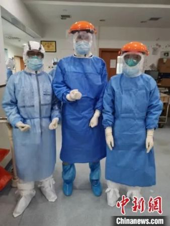 　　暨南大学附属第一医院医生王昊(中)和广东省人民医院医生马晓军、黄俊伟在呼6病区成功抢救一例新冠肺炎合并气胸的危重症病人后合影。　受访者供图 摄