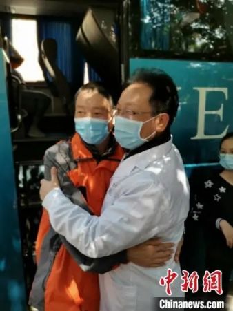 　资料图：暨大再派65名医护赴鄂接管重症病区。图为医疗队队员与同事依依惜别。(郭军／摄)