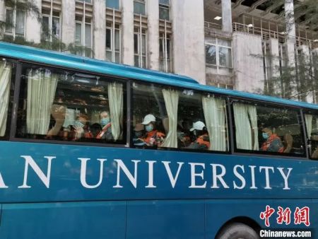 　　资料图：暨大再派65名医护赴鄂接管重症病区。(郭军／摄)