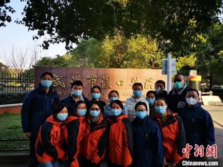 　　资料图：暨南大学附属第一医院第二批驰援湖北医疗队15名队员在汉口医院门口集结，进入病区前合影。