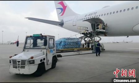 　　3月2日，上海市捐赠韩国大邱、庆北地区的50万只口罩运至首尔。