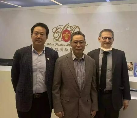 　　2020年1月钟南山院士(中)与利普金教授(右一)。来源：美投客(ID: Vesta-wealth)