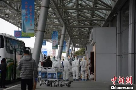 　　青田服务组人员在出口处与机场人员对接，安排相应人员车辆将华侨接回青田进行集中隔离安置。舒旭影 摄