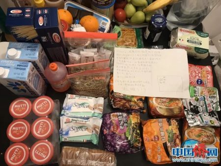 　　孙雯和室友们收到隔壁华侨邻居送来的食物和日用品。(受访者供图)