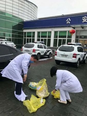 杨非衡(左)在工作中。　受访者供图