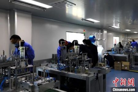 　　山东华纳医疗器械有限公司一间新的十万级无菌生产车间正在进行设备组装。　李欣 摄