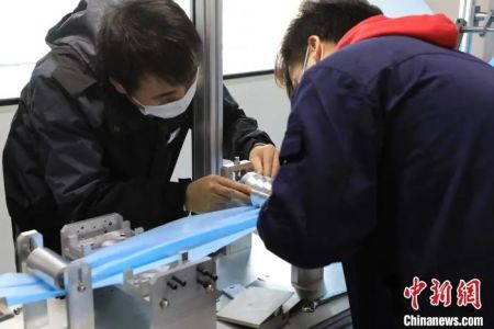 　山东华纳医疗器械有限公司新增口罩生产线正在调试。　李欣 摄