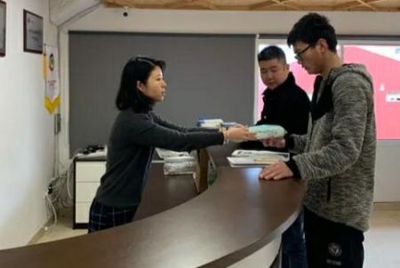 　　西班牙巴塞罗那华助中心为侨胞分发口罩。(受访者供图)