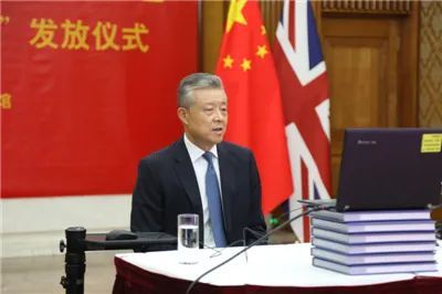  　　驻英国大使馆发放“健康包”。(图片来源：中国驻英国使馆网站)