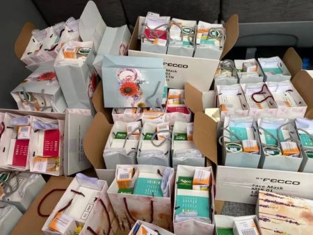 　驻伊斯坦布尔使馆发放的“健康包”，包里有口罩、消毒古龙水、维生素片等。(图片来源：中国驻伊斯坦布尔总领馆微信公众号)