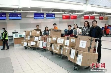 　　当地时间2月15日，复旦大学多伦多校友会及多伦多当地华侨华人捐赠的一批防护服、护目镜等医用防护物资在多伦多国际机场办妥上机手续，将发往武汉、上海等地。 中新社记者 余瑞冬 摄