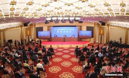 　　5月21日，十三届全国人大三次会议新闻发布会在北京人民大会堂新闻发布厅举行，由大会发言人张业遂就大会议程和人大工作相关问题回答中外记者提问。为有效防控疫情，共同维护公共卫生与健康，新闻发布会采用网络视频形式进行。图为记者在梅地亚中心多功能厅采访。 中新社记者 杜洋 摄