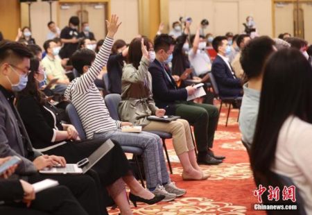 　　5月21日，十三届全国人大三次会议新闻发布会在北京人民大会堂新闻发布厅举行，由大会发言人张业遂就大会议程和人大工作相关问题回答中外记者提问。为有效防控疫情，共同维护公共卫生与健康，新闻发布会采用网络视频形式进行。图为记者在梅地亚中心多功能厅提问。 中新社记者 杜洋 摄