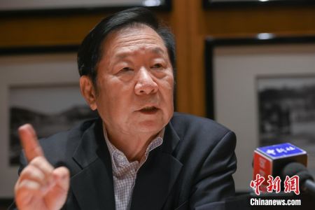 　　5月23日，全国港澳研究会创会会长、国务院港澳事务办公室前常务副主任陈佐洱教授在北京接受中新社记者专访时说：“全国人大涉港决定草案，明确相关工作针对的是反中乱港、要搞‘港独’的那一小撮人，保护的是广大香港市民的福祉。这是给香港同胞再次吃一颗‘定心丸’，表明‘一国两制’不会变。” 中新社记者 陈骥旻 摄