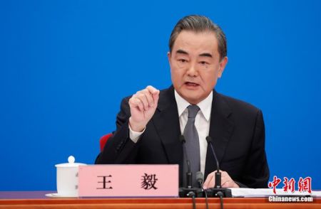 　　5月24日，十三届全国人大三次会议在北京人民大会堂新闻发布厅举行记者会，邀请中国国务委员兼外交部长王毅就中国外交政策和对外关系回答中外记者提问。为有效防控疫情，共同维护公共卫生与健康，记者会采用网络视频形式进行。中新社记者 杜洋 摄