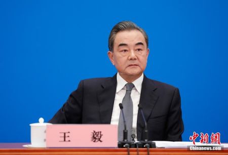 　　5月24日，十三届全国人大三次会议在北京人民大会堂新闻发布厅举行记者会，邀请中国国务委员兼外交部长王毅就中国外交政策和对外关系回答中外记者提问。为有效防控疫情，共同维护公共卫生与健康，记者会采用网络视频形式进行。中新社记者 杜洋 摄