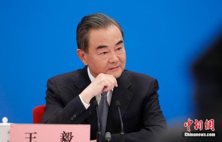　　5月24日，十三届全国人大三次会议在北京人民大会堂新闻发布厅举行记者会，邀请中国国务委员兼外交部长王毅就中国外交政策和对外关系回答中外记者提问。为有效防控疫情，共同维护公共卫生与健康，记者会采用网络视频形式进行。中新社记者 杜洋 摄
