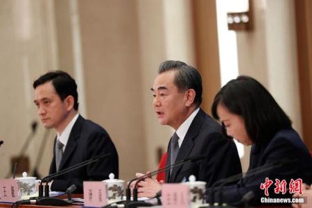 　　5月24日，十三届全国人大三次会议在北京人民大会堂新闻发布厅举行记者会，邀请中国国务委员兼外交部长王毅就中国外交政策和对外关系回答中外记者提问。为有效防控疫情，共同维护公共卫生与健康，记者会采用网络视频形式进行。中新社记者 杜洋 摄