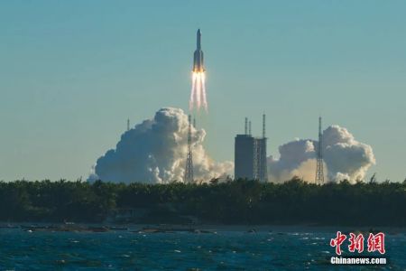 　　图为商务部部长钟山通过网络视频方式接受采访。 中新社记者 杜洋 摄