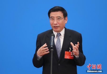 　　图为工业和信息化部部长苗圩通过网络视频方式接受采访。 中新社记者 杜洋 摄