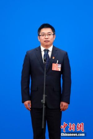 　　5月25日，第十三届全国人民代表大会第三次会议在北京人民大会堂举行第二场“代表通道”采访活动。图为全国人大代表栗生锐通过网络视频方式接受采访。 中新社记者 韩海丹 摄