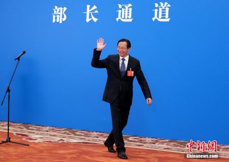 　　5月22日，第十三届全国人民代表大会第三次会议在北京人民大会堂举行首场“部长通道”采访活动。图为中国农业农村部部长韩长赋通过网络视频方式接受采访后，向记者挥手致意。 中新社记者 韩海丹 摄